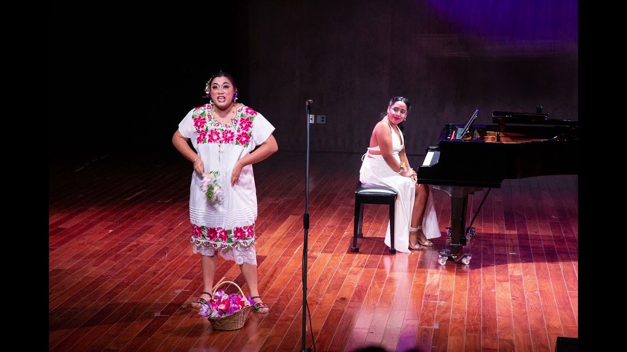 Blanca Fuentes al piano en el Palacio de la Música, Raíces Entrelazadas