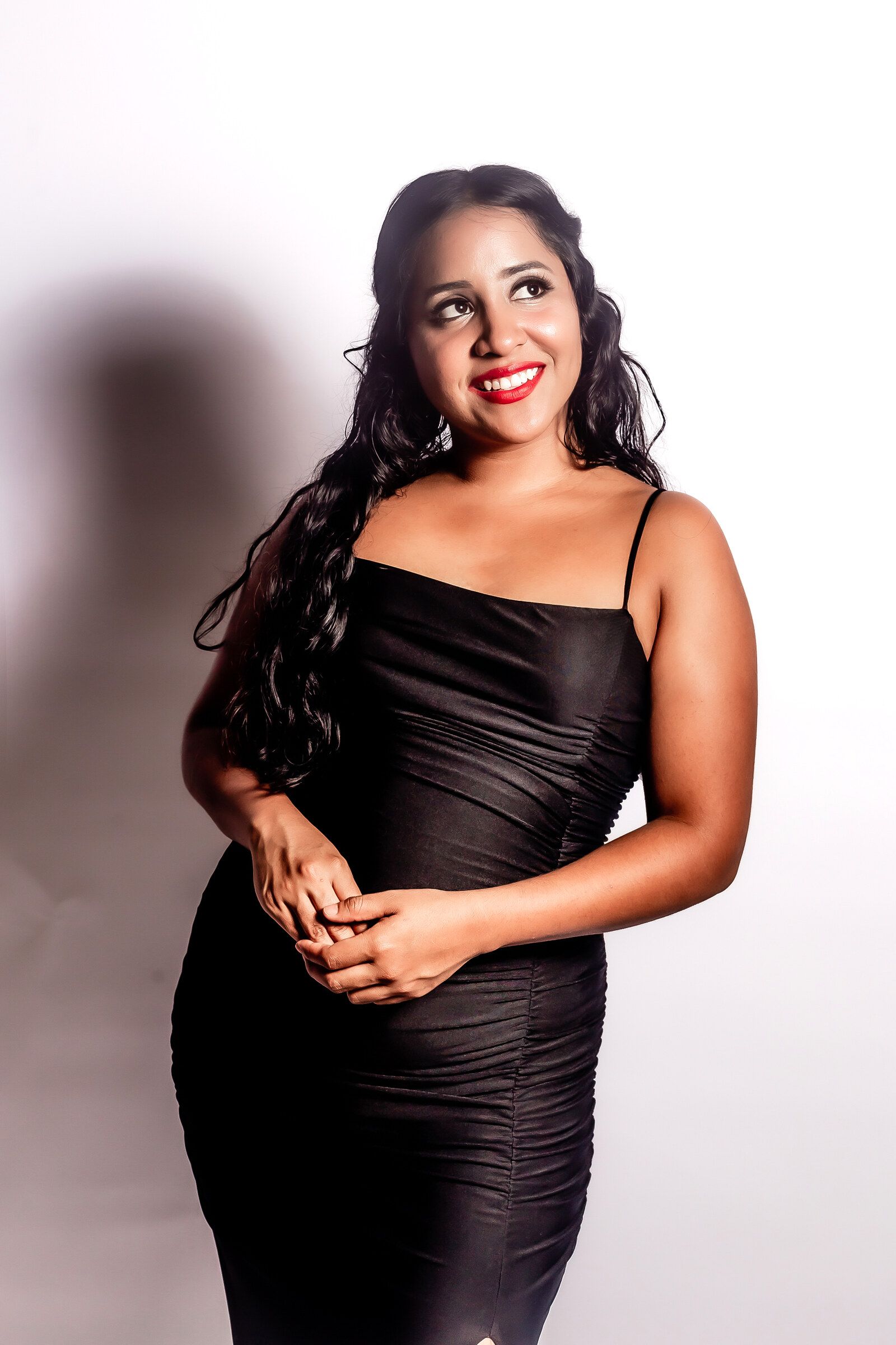 Blanca Fuentes, retrato en vestido negro